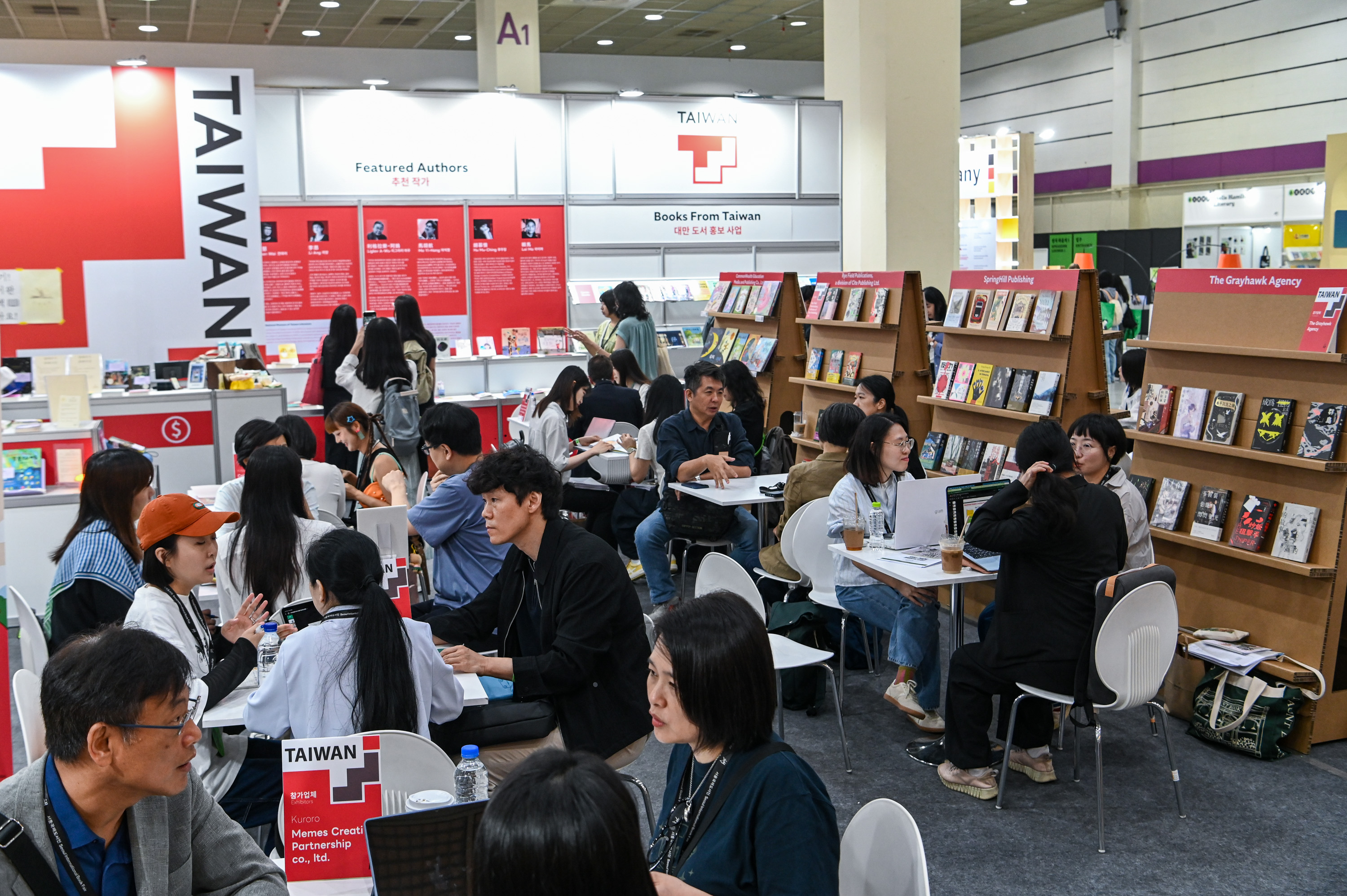 臺韓合擊！臺灣館在地策略進軍首爾書展，攜手韓國出版社與書店——交換閱讀、盲盒書升溫閱讀潮！